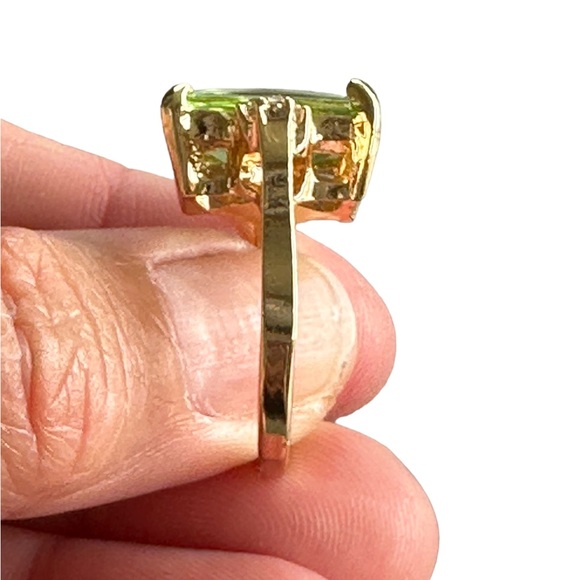 Gold Ring with Lime Green Solitaire Stone - Picture 4 of 5
